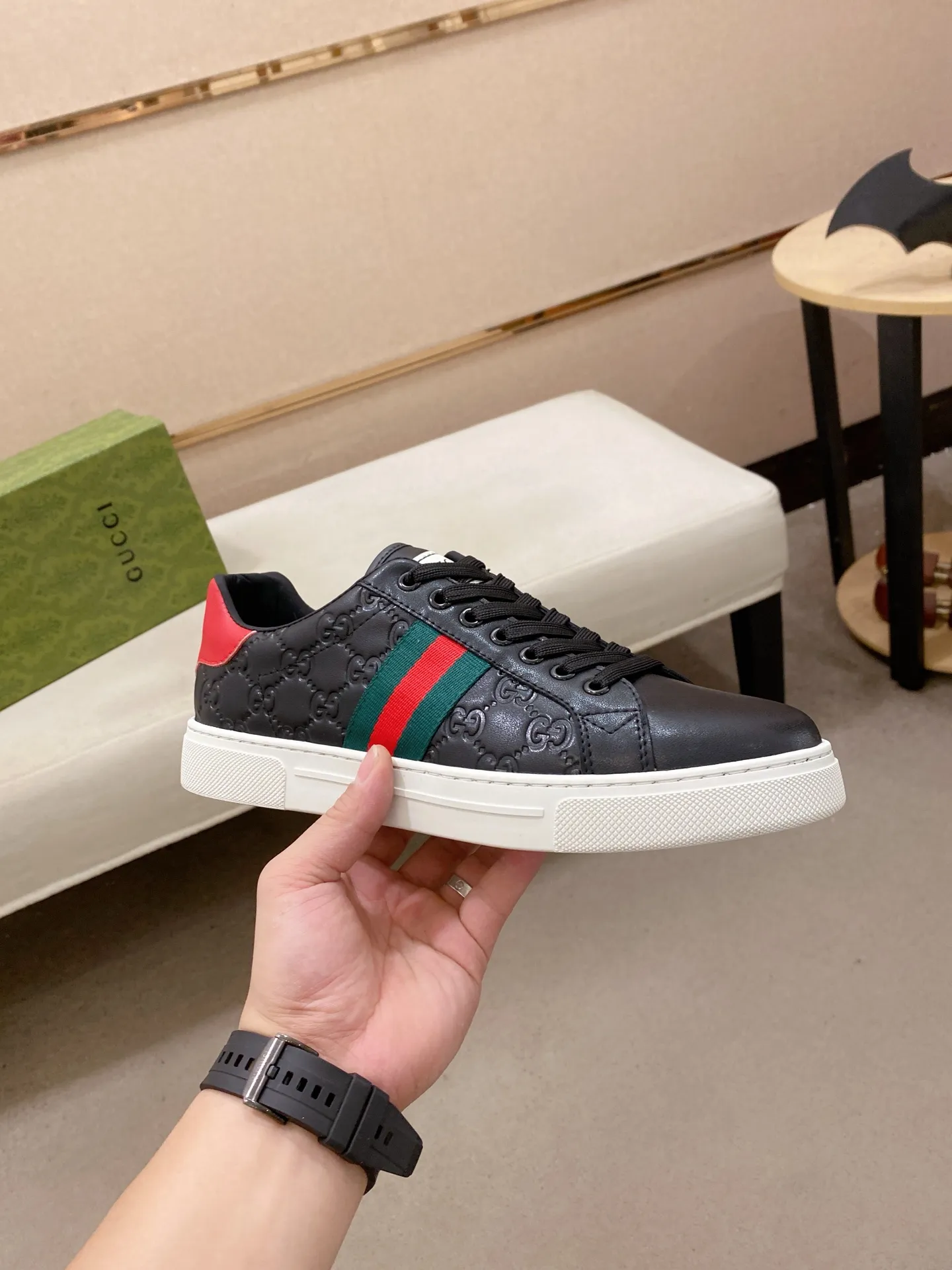 Factory price: 480💰 (GUCCI) The latest model from the official website 🎁🎁Casual and fashionable men's shoes👟, hot style 💥The version is simple and elegant, exclusive for trendy men. Unique official website latest brand elements 👑Gucci original decoration, fashionable and generous, the fabric is original cowhide ✅sheepskin lining, the official website specifies wear-resistant casual outsole, the classic model is taken in kind at the counter🎬38-44 (45 is not returned or exchanged)